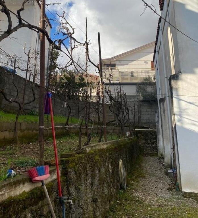 SHITET VILË 2 KATESHE + TRUALL PRANE SHINAVE TE TRENIT ME HIPOTEK.