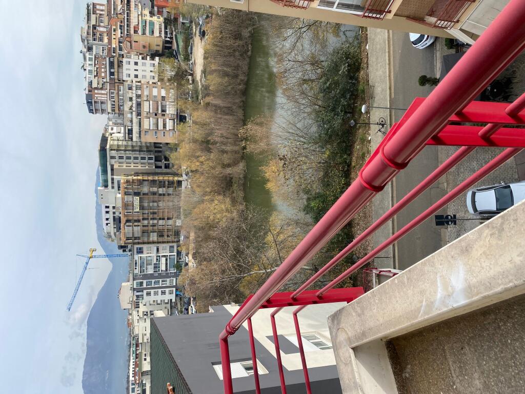 2+1,i mobiluar te liqeni i thate,buze rruge cmimi 750 euro