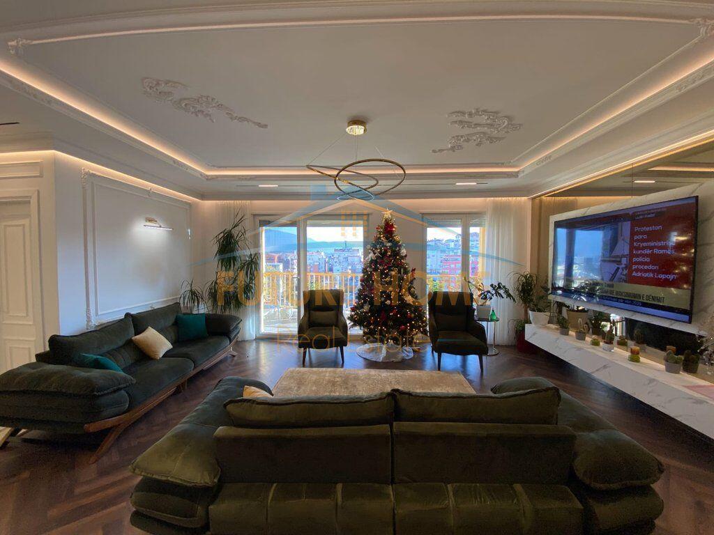 We have a 4+1 apartment with 3+2 parking spaces for sale in the "EURO 3D" Residence, Selitë.