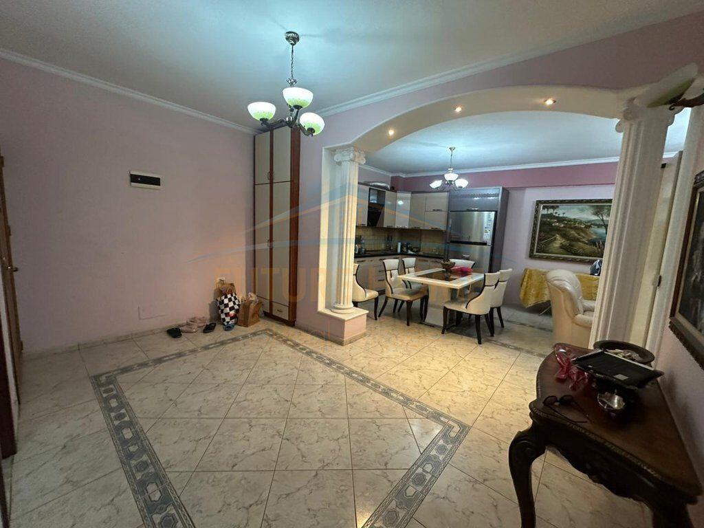 Apartament 3+1+2, ne shitje rruga Kongresi Manastirit, Tirane.