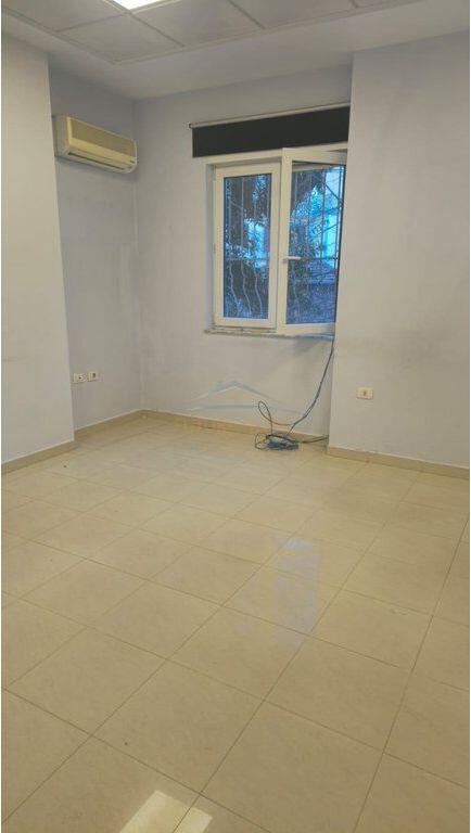 Unità commerciale in affitto nel centro di Tirana