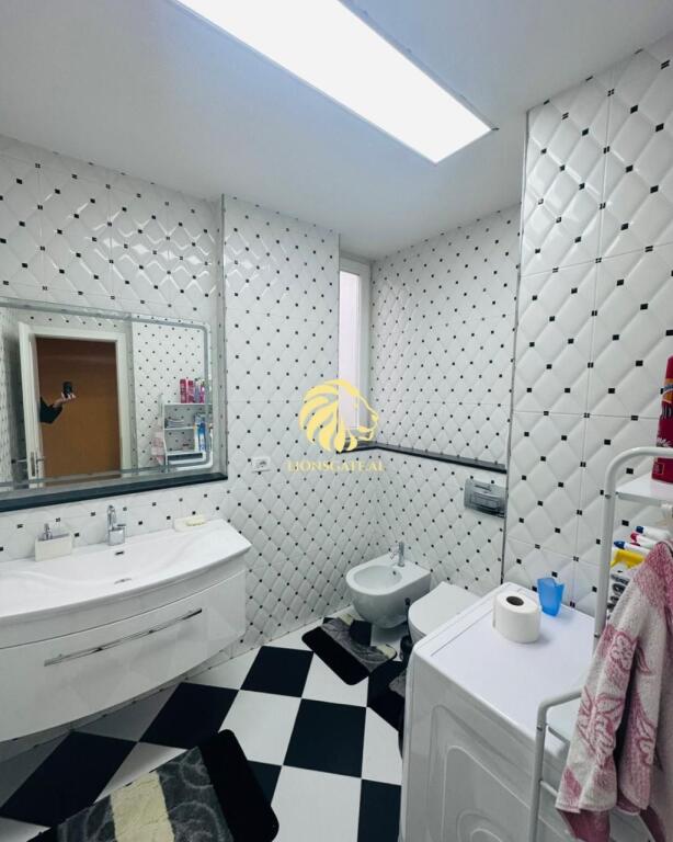 🏡 APARTAMENT ME QIRA – Qender, mbrapa muzeut