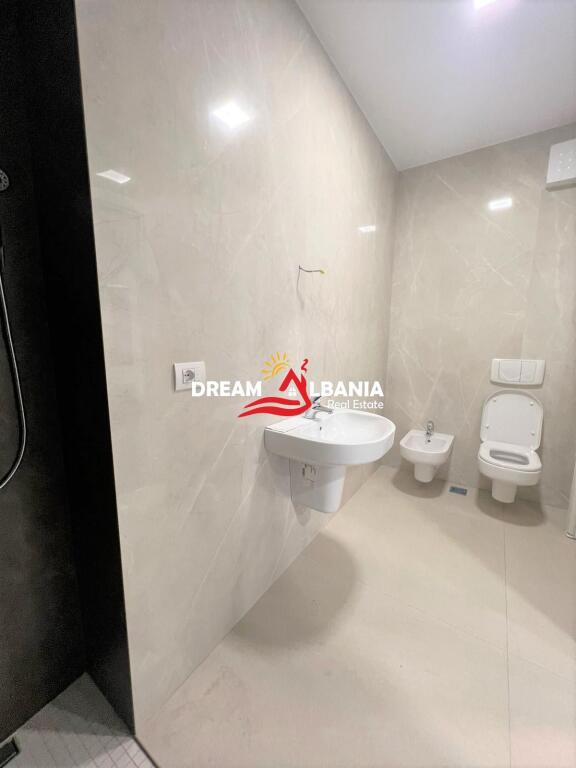 Jepet me Qera Zyre/Ambient Biznesi tek Rruga e Kavajes prane Delijorgjit ne Tirane (ID 4261900)