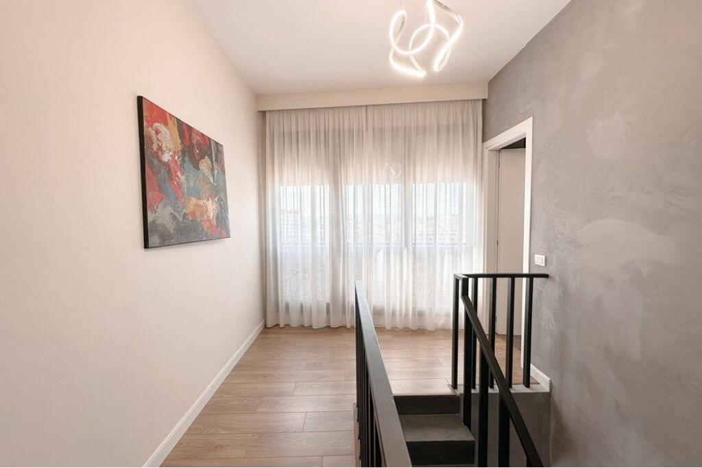 Duplex per qira , afer qendres