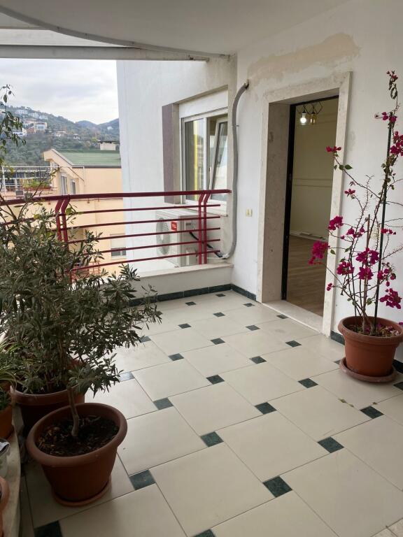 Jepet me qera penthouse liqeni that mobiluar 750 eu