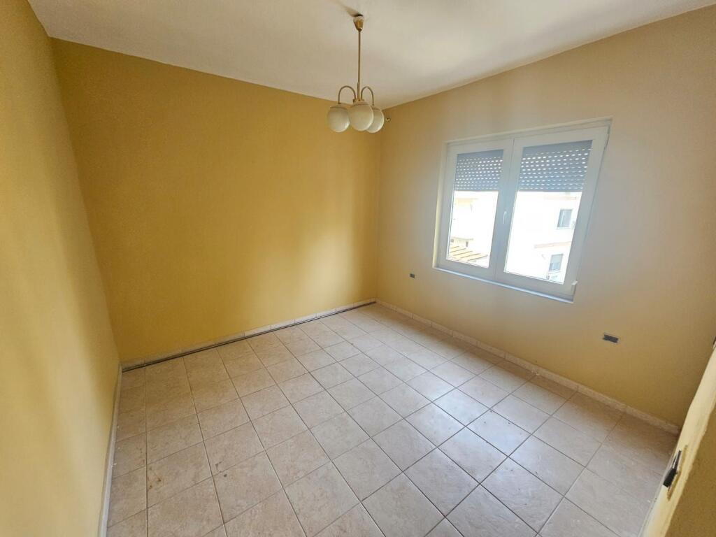 Ufficio in affitto in Via Kavaja (ID BZ2765) Tirana