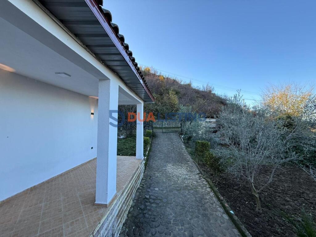 Shitet Shtëpi Private – Petrelë, Tiranë 📍 Lokacion: Petrelë, Tiranë – zonë turistike, atraksion natyror dhe shumë e qetë