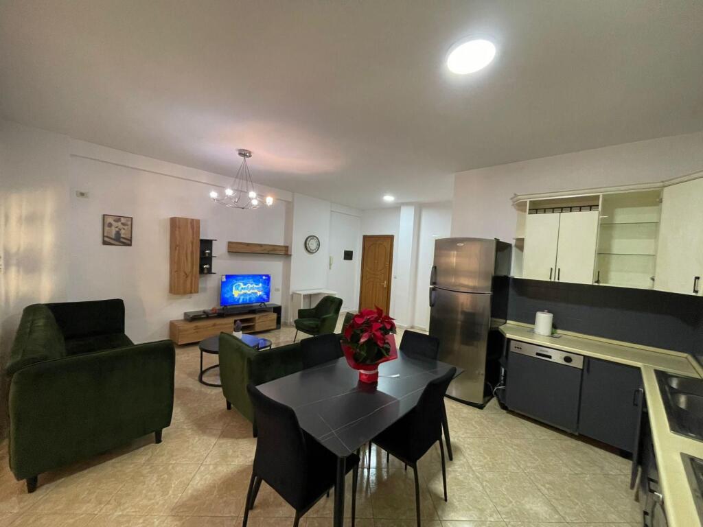Apartament 2+1 per qira tek Komuna e Parisit.