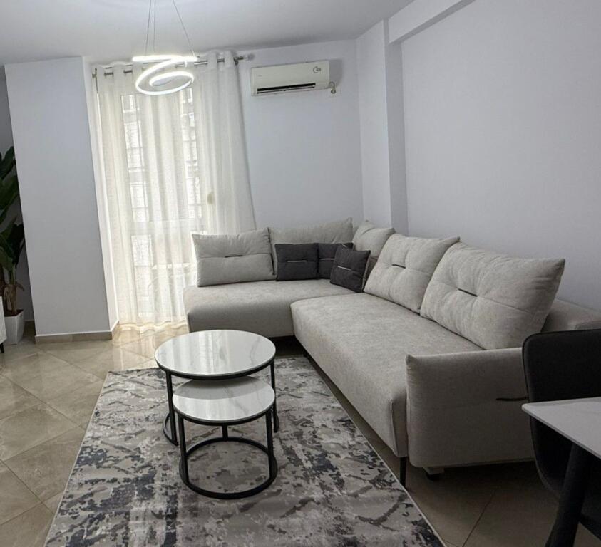 Jepet Shtepi  me qera,    ne Pallat i Ri 2+1   ID   13939     