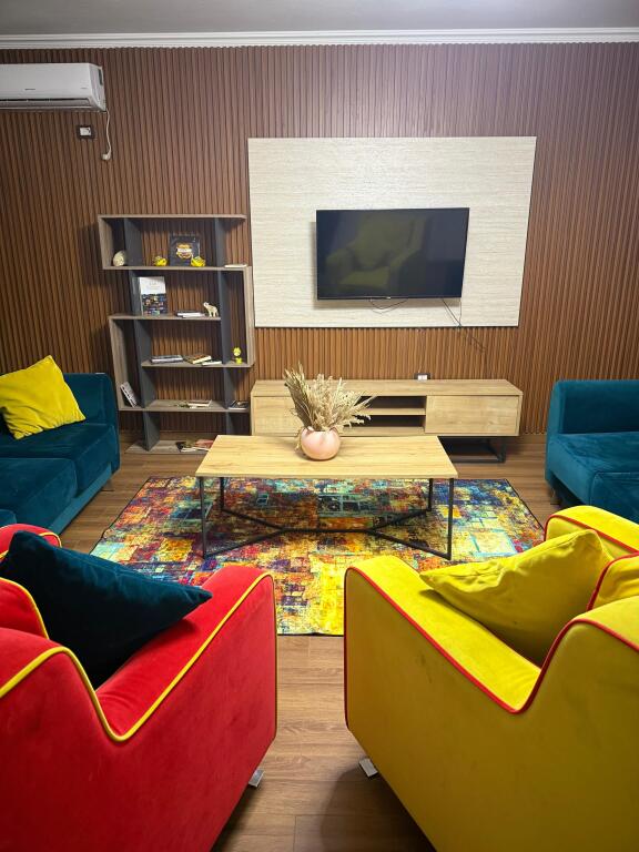 Jepet me qera apartament 2+1, 112 m2 ne Rr. Him Kolli