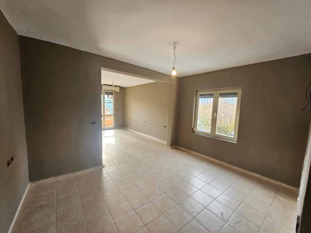 Ufficio in affitto in Via Kavaja (ID BZ2765) Tirana