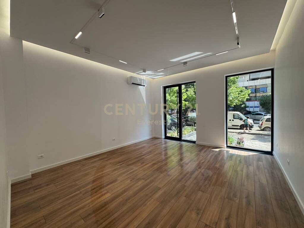 AMBIENT KOMERCIAL ME QIRA , SQUARE 21