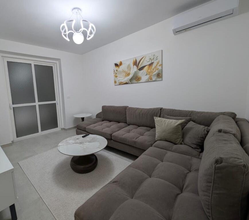 Jepet Shtepi  me qera,    ne Pallat i Ri 2+1       ID   13940   