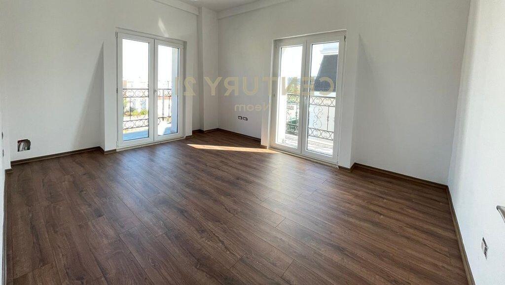 VENDESI APPARTAMENTO 2+1+2, PORTA TIRANA NUOVA.