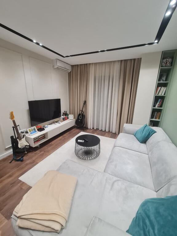 🏢Yzberisht,prane Kmy-s  jepet me qera apartament 1+1,i mobiluar.50,000Leke