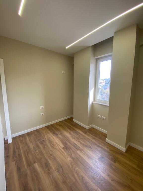 Jepet me qera penthouse liqeni that mobiluar 750 eu