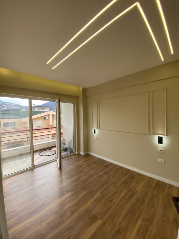 Jepet me qera penthouse liqeni that mobiluar 750 eu