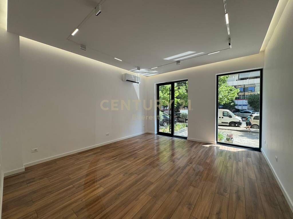 AMBIENT KOMERCIAL ME QIRA , SQUARE 21