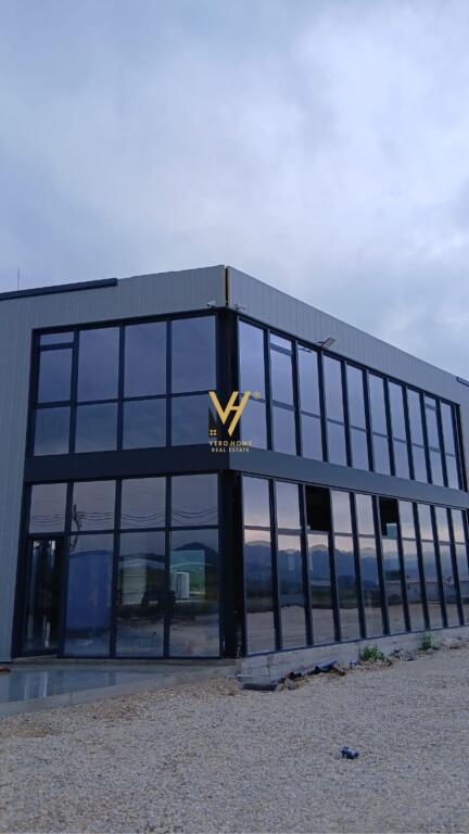 AFFITTASI CAPANNONE 4.900 M2 A VAQARR 400.000 LEKE