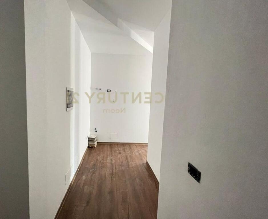VENDESI APPARTAMENTO 2+1+2, PORTA TIRANA NUOVA.