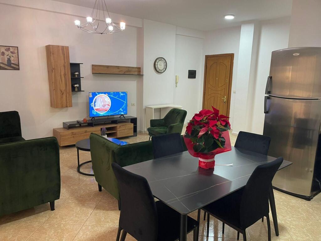 Apartament 2+1 per qira tek Komuna e Parisit.
