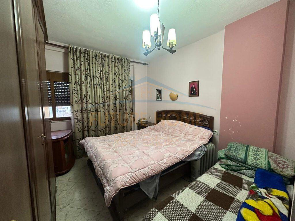 Apartament 3+1+2, ne shitje rruga Kongresi Manastirit, Tirane.