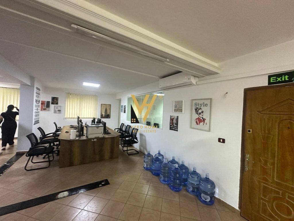 JEPET ZYRE 120 M2 ME QIRA TE ISH PARKU 80.000 LEKE