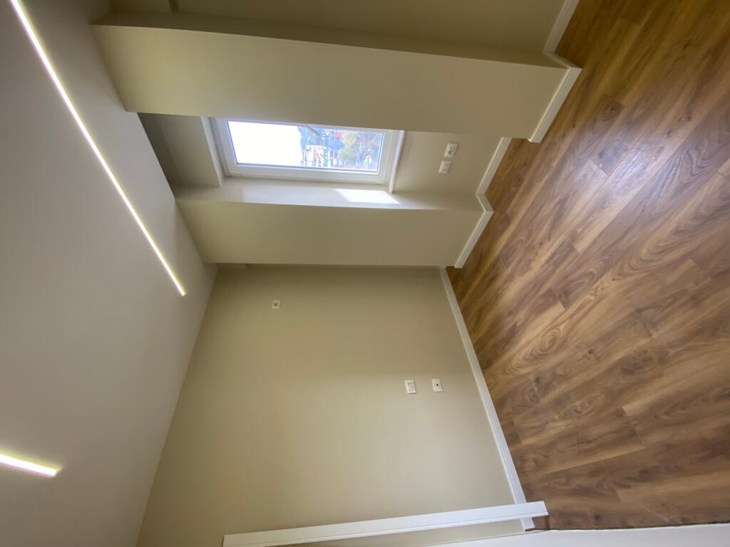 2+1,i mobiluar te liqeni i thate,buze rruge cmimi 750 euro