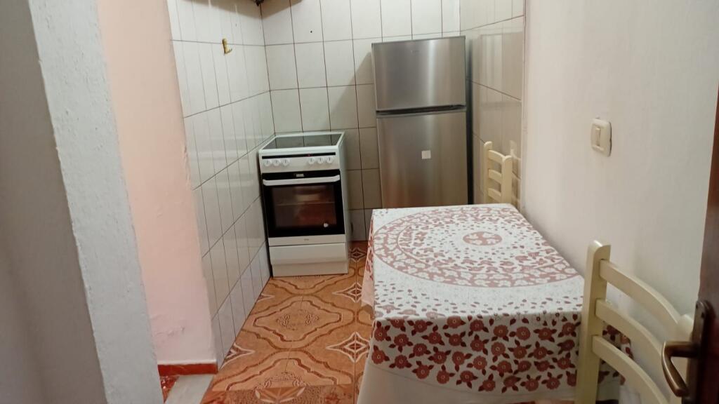 Siri kodra, apartament 1+1 me qera kati perdhe shtepi private (30,000 leke)
