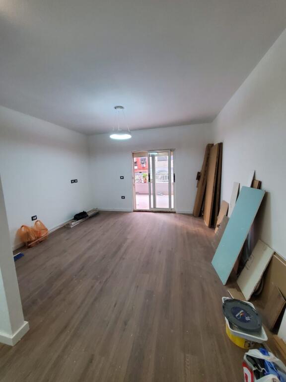 Shitet apartament 1+1 tek Komuna e Parisit