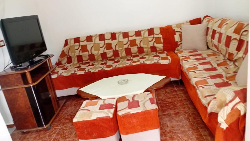 Siri kodra, apartament 1+1 me qera kati perdhe shtepi private (30,000 leke)
