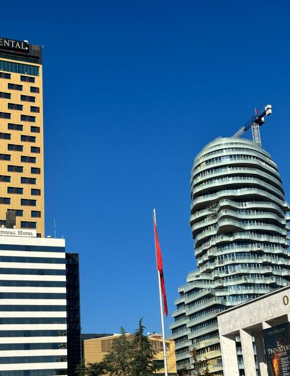 Tirana Rock. Appartamenti e spazi per uffici.