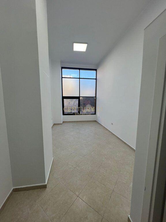 Ambient per Zyra me Qira, perballe Toptanit