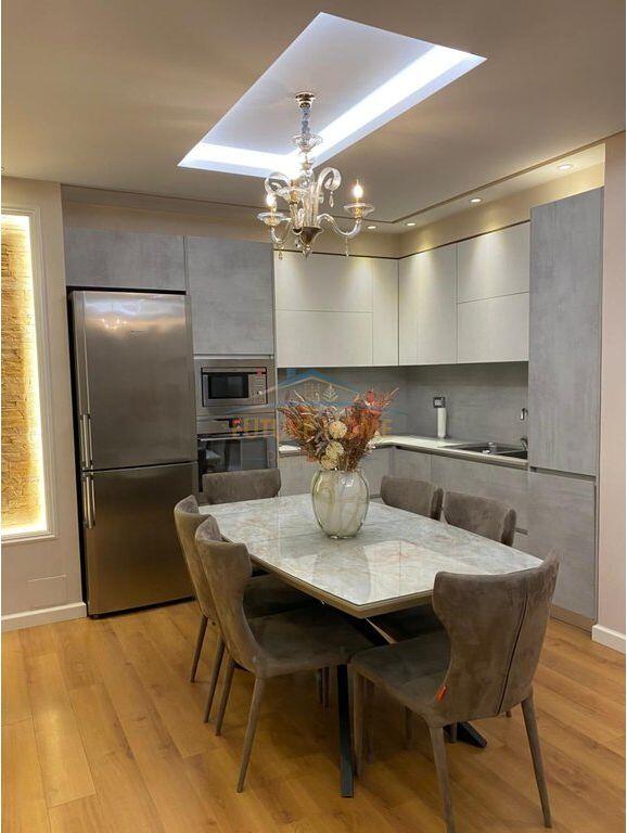 Affitto, Appartamento 3+1+2+Posto auto, Kinostudio, Tirana.