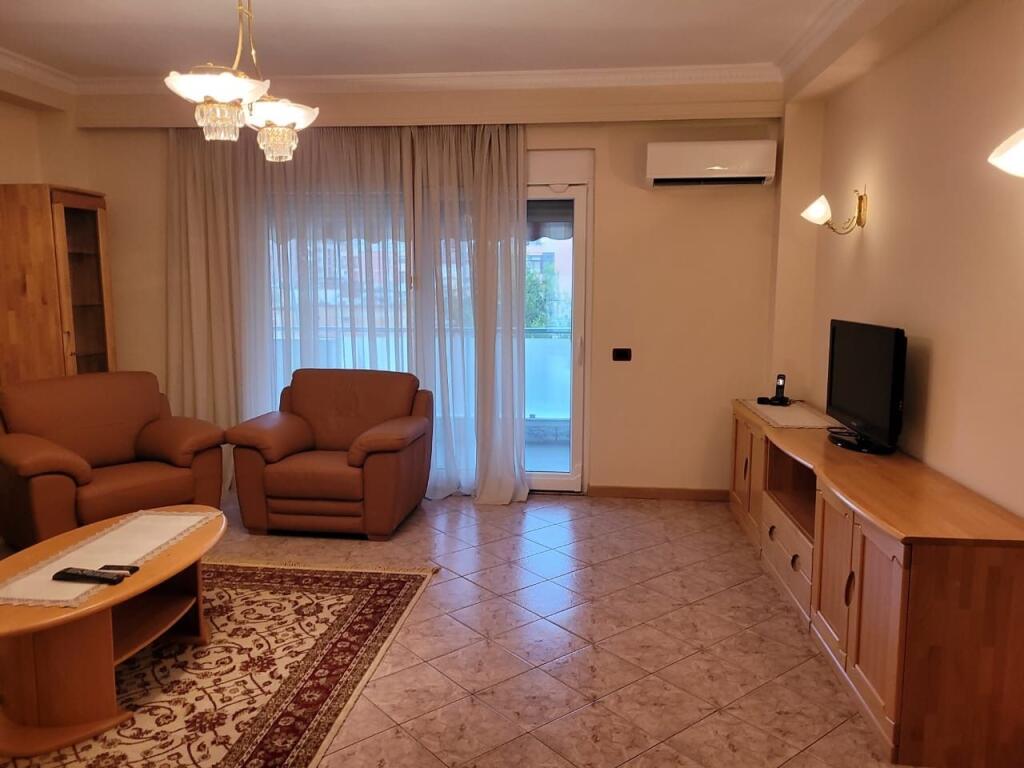 🏙️ Jepet me qira Super Apartament 3+1+2 në Zemër të Bllokut