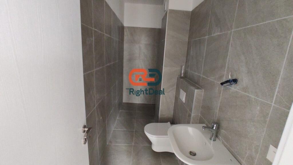 Tek Farmacia 10, Ne Kompleksin Arlis, Jepet Me Qira Ambient Per Zyra Me Hapesira Te Bollshme !!