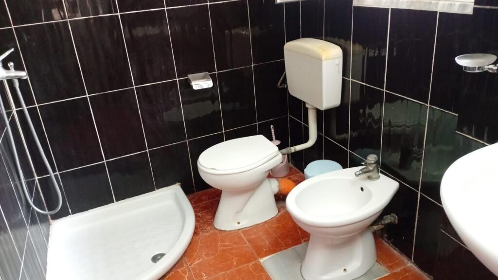 Siri kodra, apartament 1+1 me qera kati perdhe shtepi private (30,000 leke)
