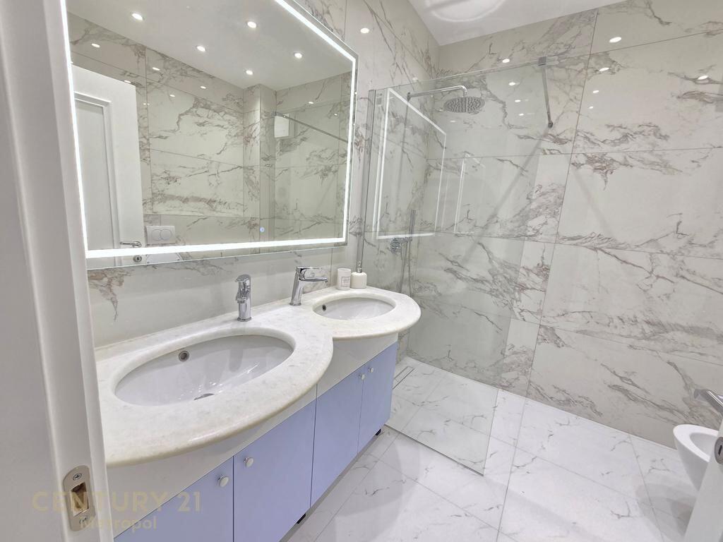 Apartament 2+1+2+ Post Parkimi me Qira në Shallvaret - €1150 Bruto