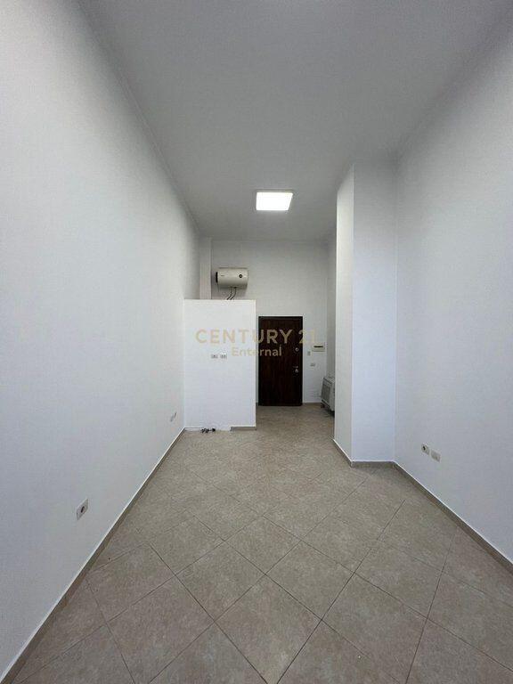 Ambient per Zyra me Qira, perballe Toptanit