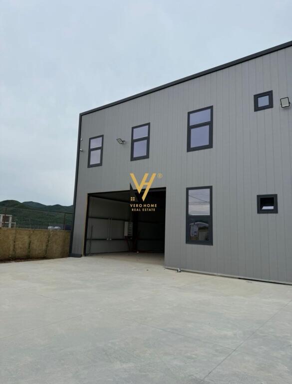AFFITTASI CAPANNONE 4.900 M2 A VAQARR 400.000 LEKE