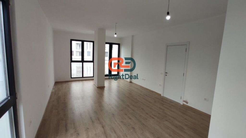 Tek Farmacia 10, Ne Kompleksin Arlis, Jepet Me Qira Ambient Per Zyra Me Hapesira Te Bollshme !!