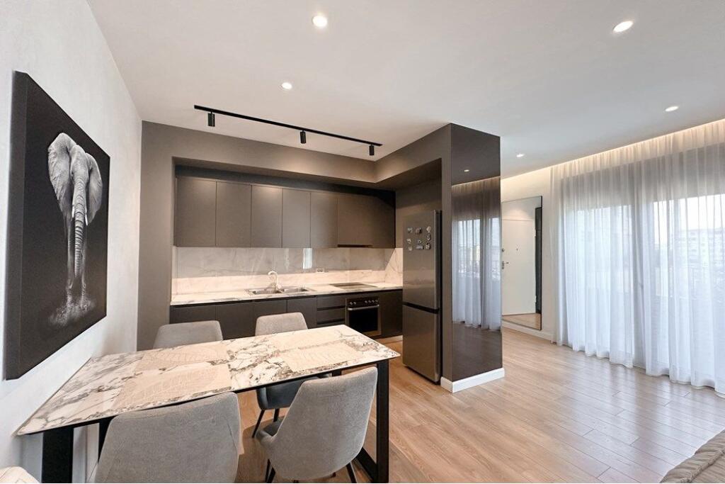 Duplex per qira , afer qendres