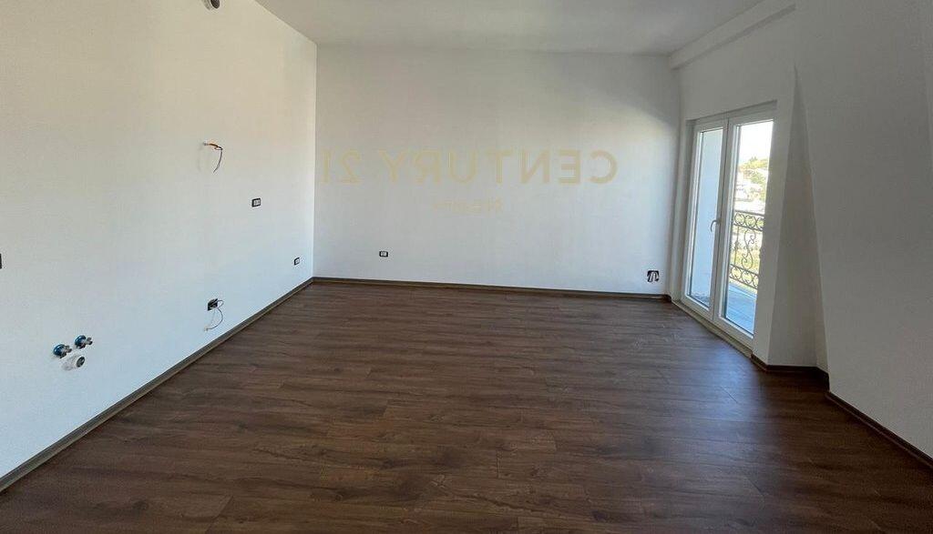 VENDESI APPARTAMENTO 2+1+2, PORTA TIRANA NUOVA.