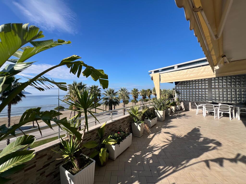 Appartamento Con Vista Mare In Affitto Sul Lungomare