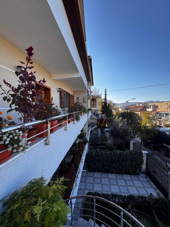 Shitet Vile 3 katshe e mobiluar