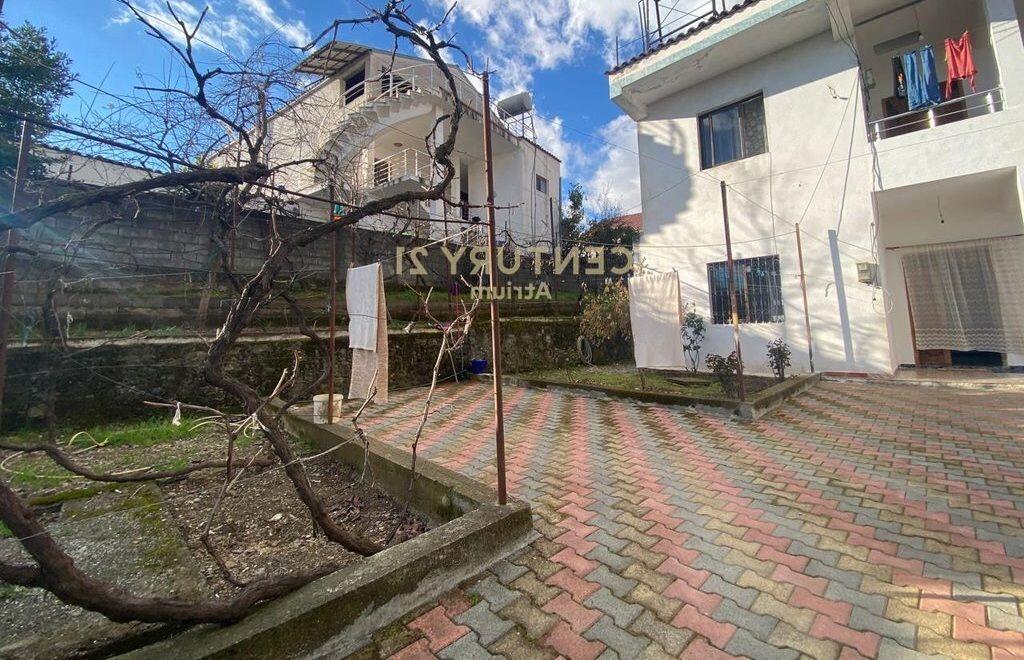 SHITET VILË 2 KATESHE + TRUALL PRANE SHINAVE TE TRENIT ME HIPOTEK.