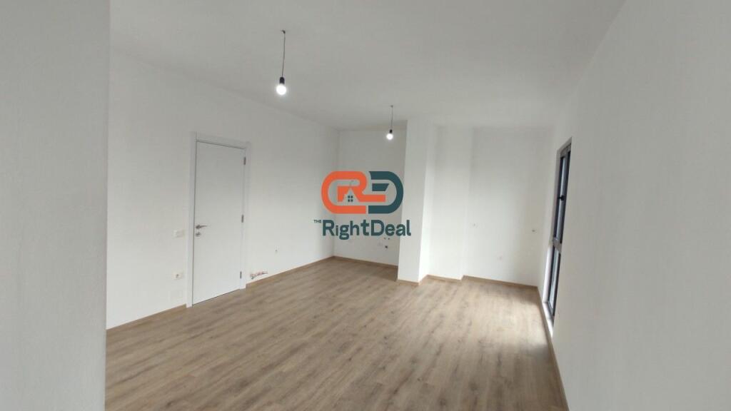 Tek Farmacia 10, Ne Kompleksin Arlis, Jepet Me Qira Ambient Per Zyra Me Hapesira Te Bollshme !!