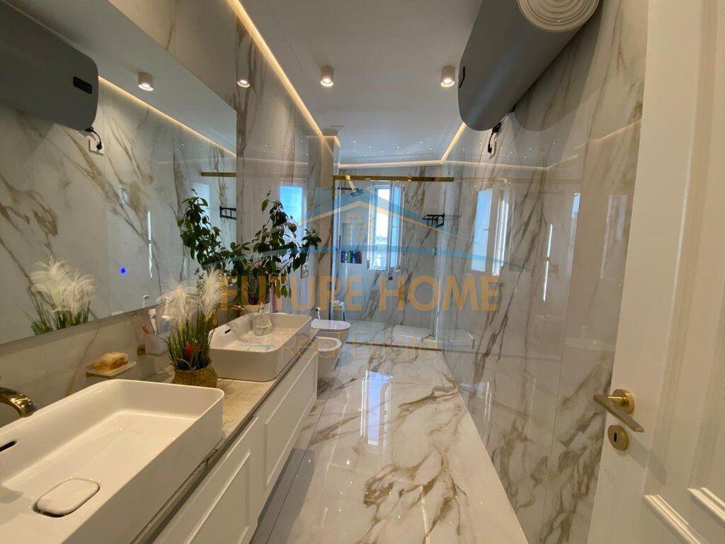 We have a 4+1 apartment with 3+2 parking spaces for sale in the "EURO 3D" Residence, Selitë.