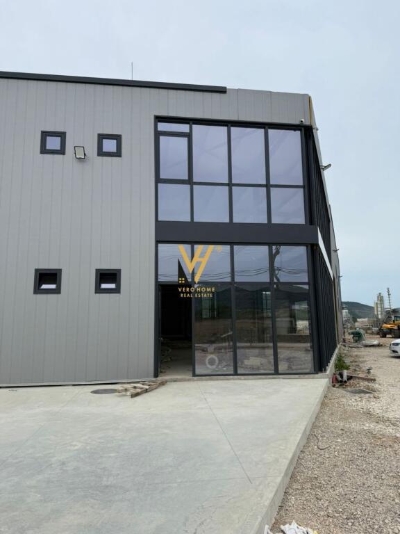 AFFITTASI CAPANNONE 4.900 M2 A VAQARR 400.000 LEKE