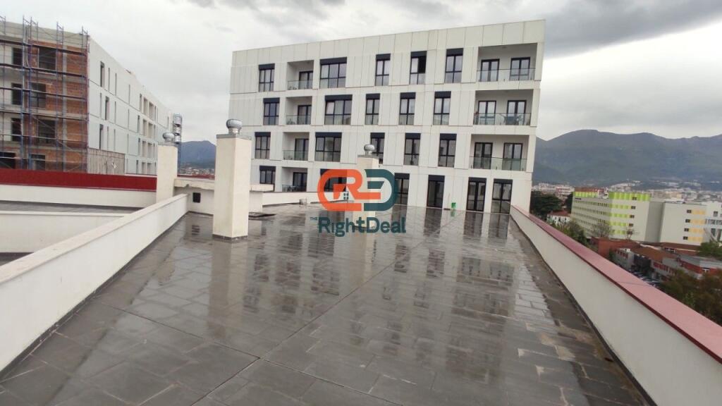 Tek Farmacia 10, Ne Kompleksin Arlis, Jepet Me Qira Ambient Per Zyra Me Hapesira Te Bollshme !!